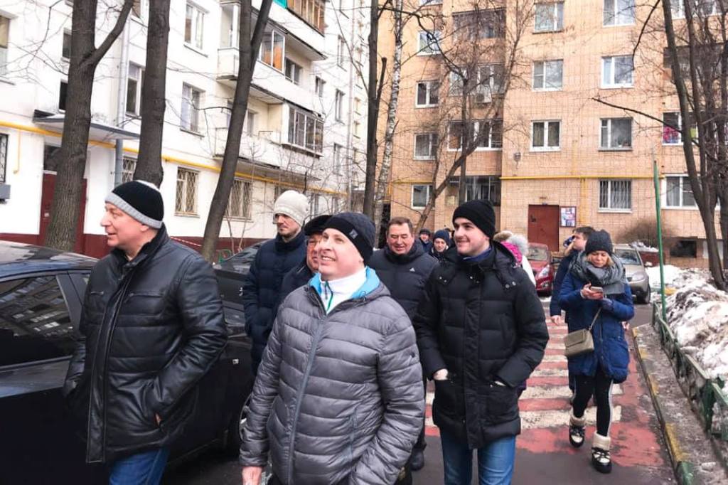 Депутаты Юрий Отмахов и Вадим Глубоковских во время обхода территории района Гольяново