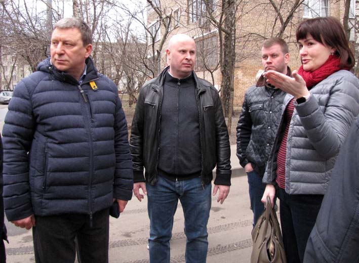 Жительница дома 5 по ул. Чусовской попросила решить проблему со стихийной парковкой прямо на земле Жительница дома 5 по ул. Чусовская попросила решить проблему со стихийной парковкой прямо на земле