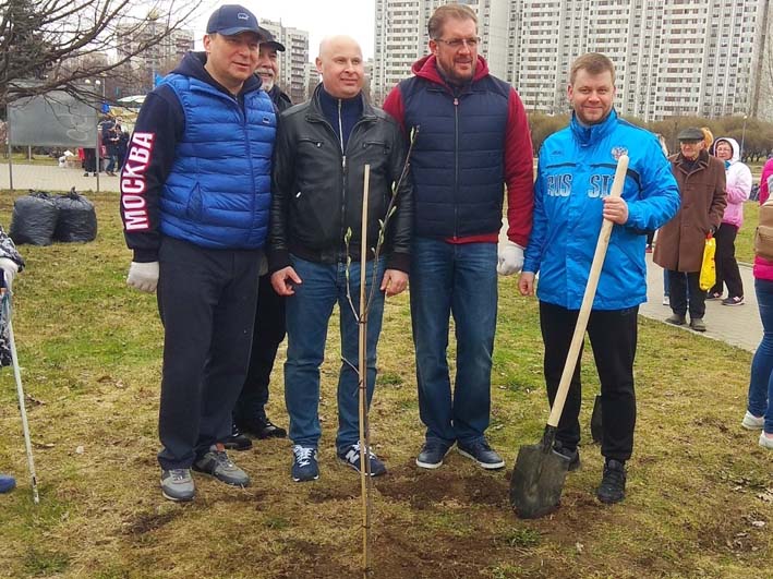 А.Метельский Р.Балдуев А.Жаков и Т.Четвертков посадили новые деревья