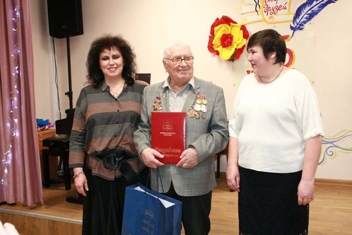Жителя Гольянова поздравили с 85-летием