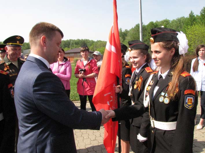 Памятные знаки получили лушие кадеты Гольянова