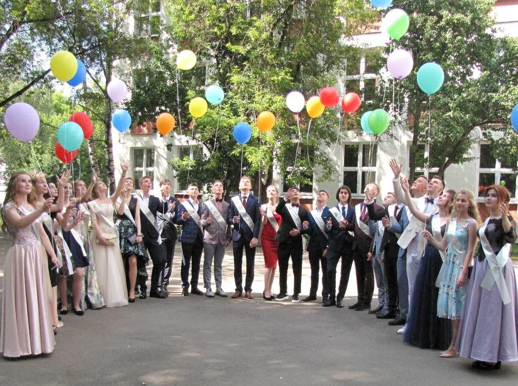 4 Загадав самое заветное желание выпускники запустили в небо воздушные шары