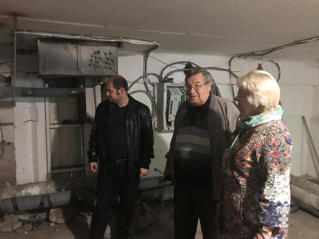 1 Депутаты С.Селезнева и Ю.Отмахов осматривают выполненные работы по капремонту МКД на ул. Чусовская 8
