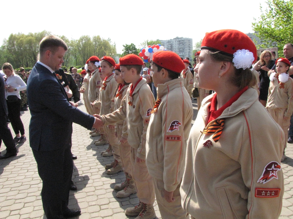 1 Глава МО Гольяново Т.Четвертков награждает юнармейцев