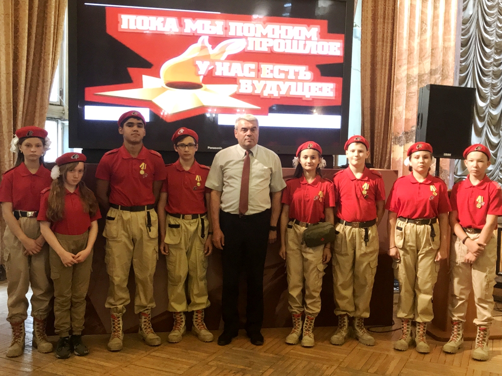 Юнармейцы школы №319 с координатором сводного Юнармейского отряда Ю.Григорьевым. Фото: школа №319. 3 Юнармейцы школы 319 с координатором сводного Юнармейского отряда Ю.Григорьевым