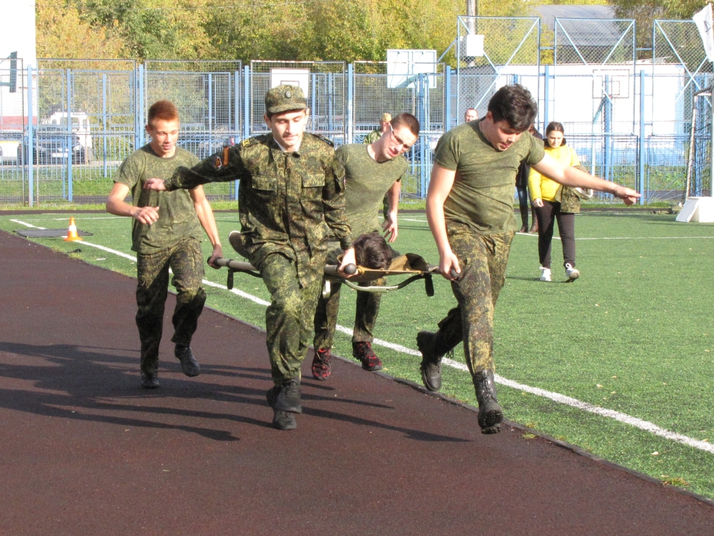 7 Ребята выбрав раненого бойца и уложив на носилки старались как можно быстрее перенести его в госпиталь