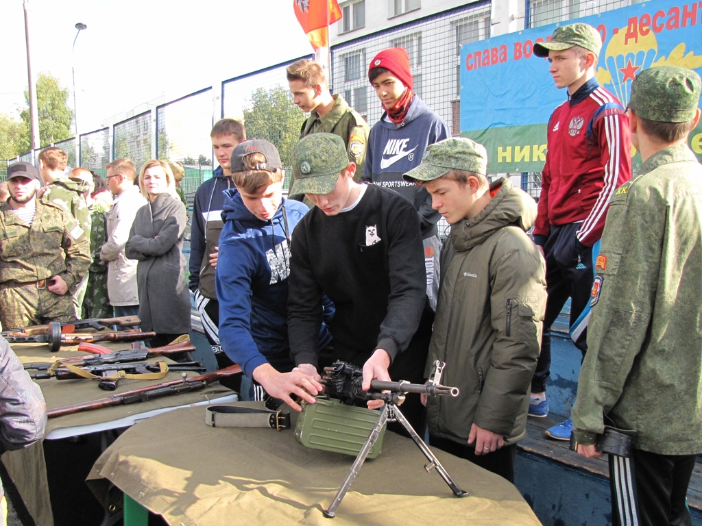 8 Гольяновцы смогли подержать оружие в руках и сделать памятные фотографии