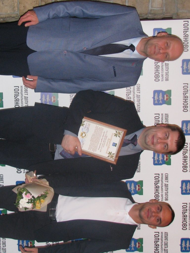 2 Депутаты Д.Захаров и С.Краюшин вручили воспитателям детских садов и школьным учителям благодарственные письма