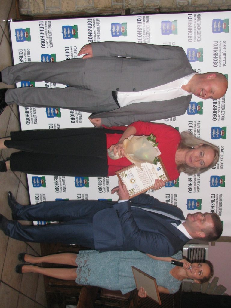 3 Поздравили работников образовательных учреждений глава МО Т.Четвертков и глава управы Р.Балдуев