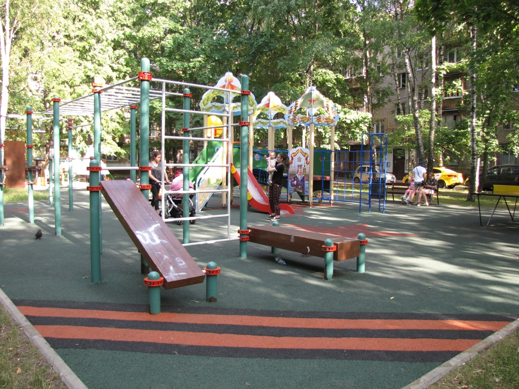 Детская площадка на ул. Амурская, д. 25, корп. 1 2 Детская площадка на ул. Амурская д. 25 корп. 1