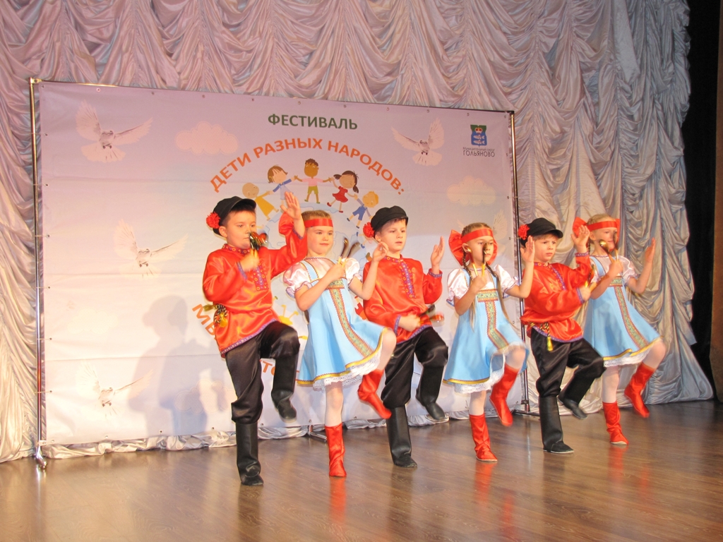 5 В этот день на сцене царило разноцветие красок жанров песен танцев красивых костюмов