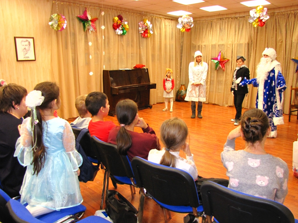 Ребята играли в веселые игры вместе с Дедом Морозом, Снегурочкой и символом наступающего, 2020-го, года 3 Ребята играли в веселые игры вместе с Дедом Морозом Снегурочкой и символом наступающего 2020 года