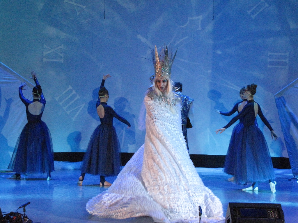 6 Сказка была интерактивной зрители помогали главным героям растопить ледяное сердце королевы