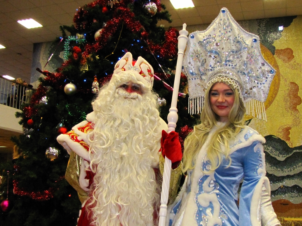 7 В завершение сказки Дедушка Мороз и его внучка Снегурочка поздравили зрителей с наступающим Новым годом