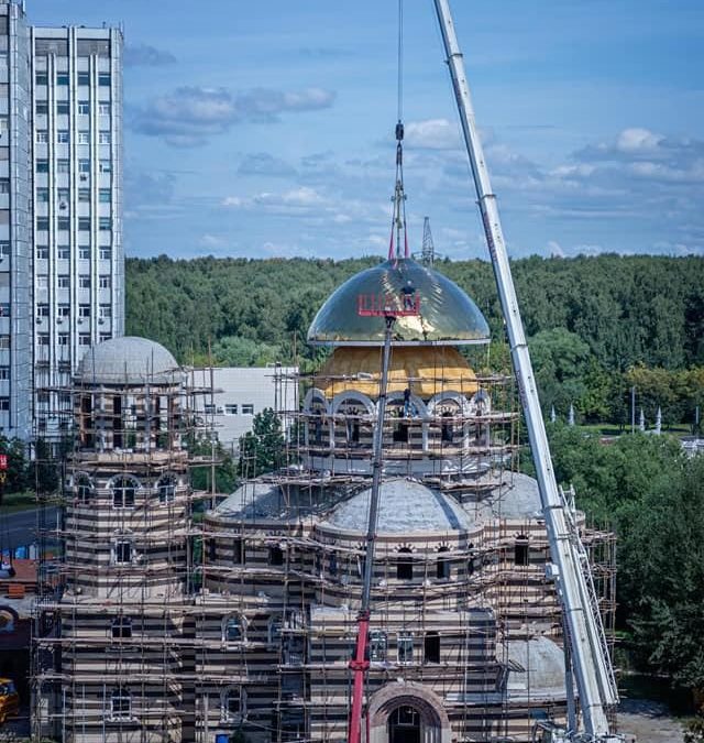 На храм священномученика Ермогена водрузили купол и Крест