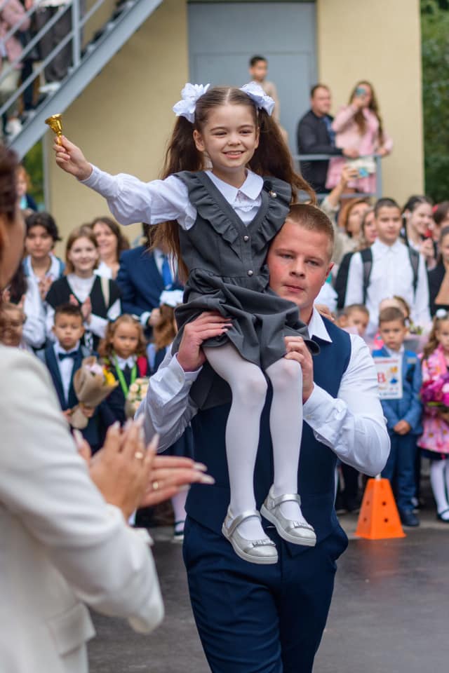 школа первоклассница с колокольчиком