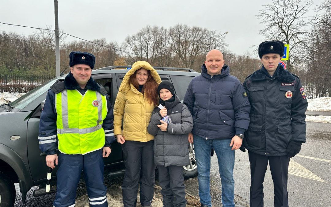 Председатель Общественного совета при УВД по ВАО Антон Петров совместно с сотрудниками Госавтоинспекции поздравили детей с наступающим Новым годом