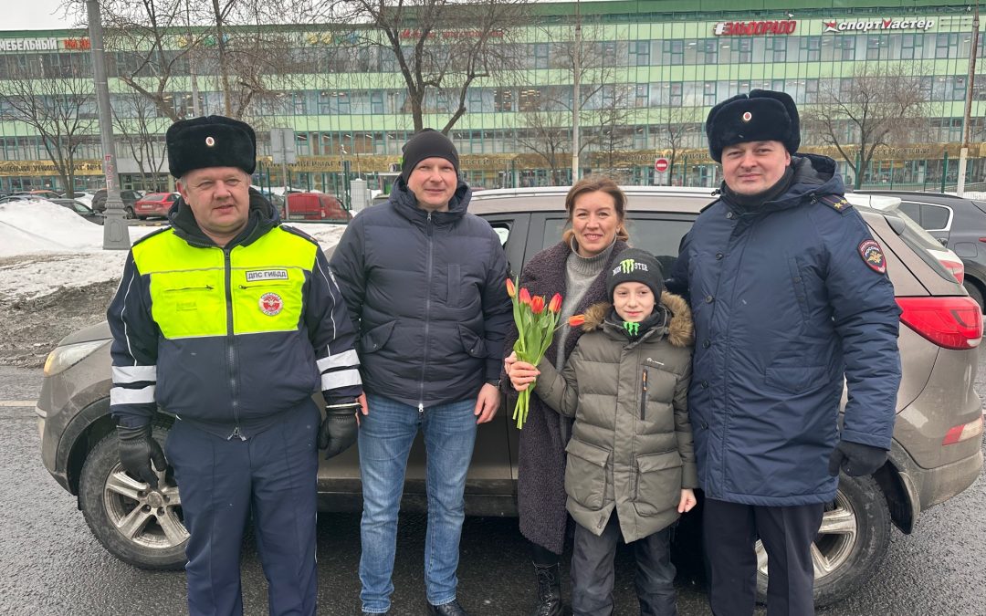 В Восточном округе полицейские совместно с общественниками Антоном Петровым и Ильей Афанасьевым провели акцию «Цветы для автоледи»