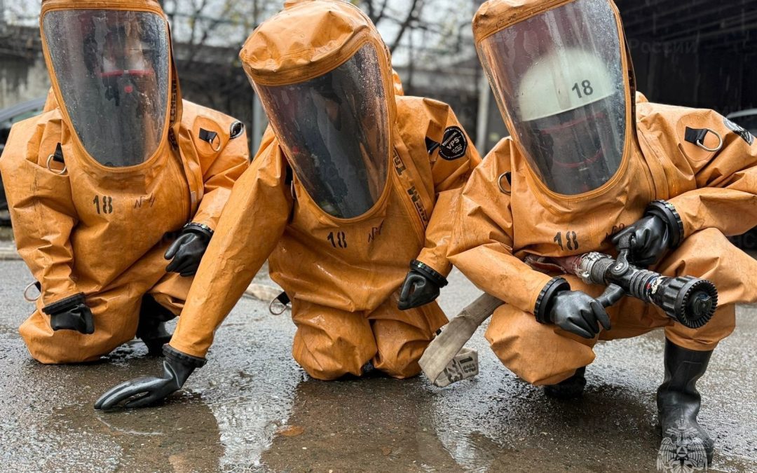 На одном из объектов Восточного административного округа состоялись плановые тактико-специальные учения по ликвидации последствий утечки аварийно-химически опасных веществ. Целью мероприятия стала отработка взаимодействия и проверка готовности пожарно-спасательных подразделений и персонала объекта к действиям в условиях химической угрозы.